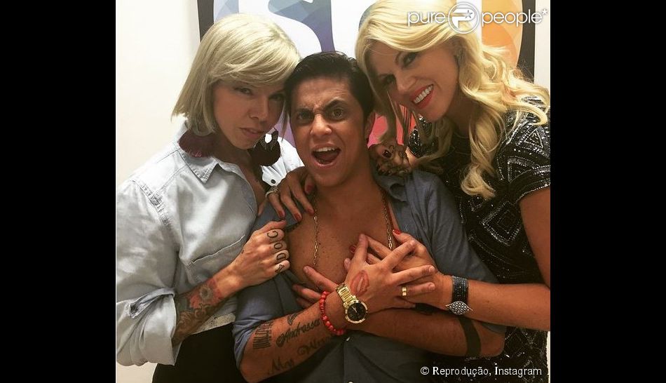 Thammy Miranda é apalpada por Val Marchiorie Penélope Nova em foto no Instagram: 'Conferindo a Thammy depois da cirurgia. Ficou ótimo! Adorei', escreveu ele na legenda de uma foto postada no Instagram nesta segunda-feira, 9 de fevereiro de 2015