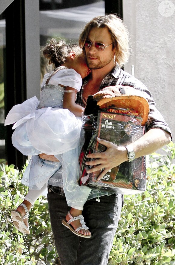 Gabriel Aubry segura a sua filha, Nahla, no colo em 13 de outubro de 2012, em Los Angeles, nos Estados Unidos