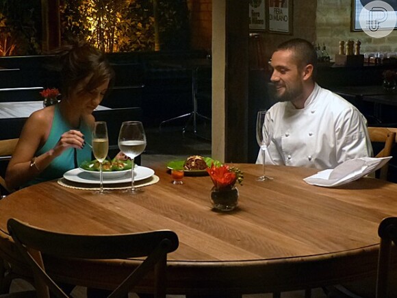 Maria Clara (Andreia Horta) e Vicente (Rafael Cardoso) se conheceram no restaurante que até então era comandado por Enrico (Joaquim Lopes)