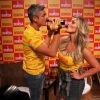Flávia Alessandra e Otaviano Costa brindam ao serem anunciados como novos anfitriões de camarote de cervejaria