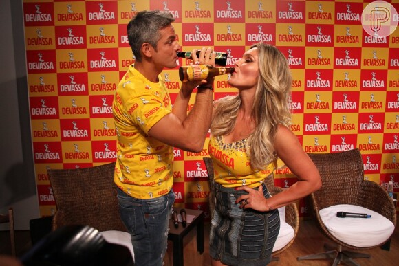 Flávia Alessandra e Otaviano Costa brindam ao serem anunciados como novos anfitriões de camarote de cervejaria