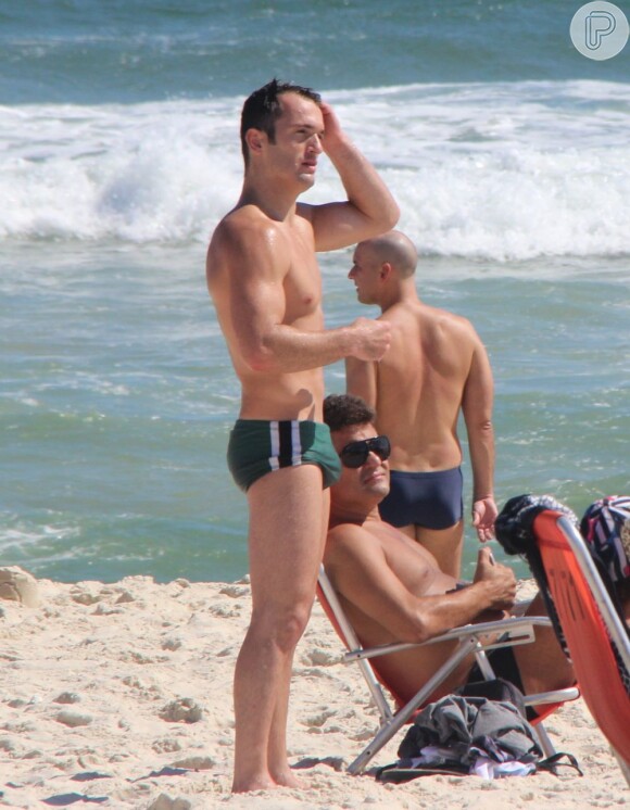 Diego Hipolyto exibe a boa forma em praia do Rio de Janeiro