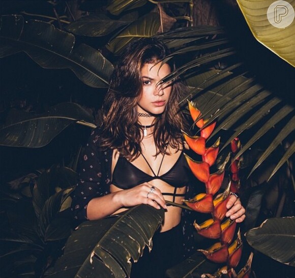 Bruna Marquezine aparece de sutiã em clique sexy feito por fotógrafo, em 10 de fevereiro de 2015