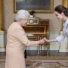 Por suas boas ações, Angelina Jolie recebeu uma medalha de Dama Honorária das mãos da rainha Elizabeth II