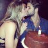 Bruno Gagliasso ganha beijo de Giovanna Ewbank na comemoração dos seus 31 anos, em 13 de abril de 2013