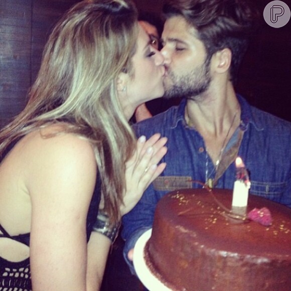 Bruno Gagliasso ganha beijo de Giovanna Ewbank na comemoração dos seus 31 anos, em 13 de abril de 2013
