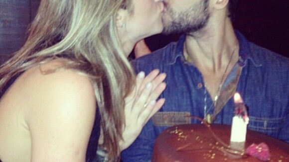 Bruno Gagliasso comemora 31 anos com bolo e beijos de Giovanna Ewbank