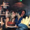 Bruno Gagliasso e Giovanna Ewbank trocam beijos na hora do parabéns