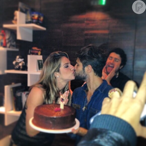 Bruno Gagliasso e Giovanna Ewbank trocam beijos na hora do parabéns