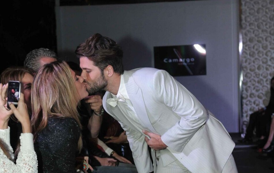 Bruno Gagliasso Interrompe Desfile Para Dar Um Beijo Em Giovanna Ewbank Purepeople