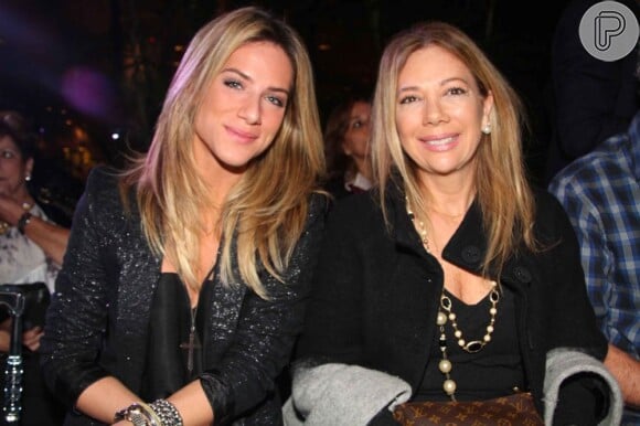 Giovanna Ewbank assistiu ao desfile na primeira fila e contou com a companhia da mãe, Deborah Baldacconi