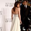 Dakota Johnson mostra as costas de seu vestido Saint Laurent na première do filme 'Cinquenta Tons de Cinza'