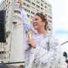 Toda de branco e com asas, Claudia Leitte usou um microfone dourado para subir no trio e cantar no Carnaval de 2015 de Salvador, na Bahia