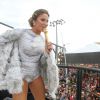 Claudia Leitte arrasou na fantasia de anjo e ainda usou um microfone dourado em seu show no Carnaval de Salvador, na Bahia