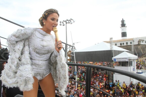 Claudia Leitte arrasou na fantasia de anjo e ainda usou um microfone dourado em seu show no Carnaval de Salvador, na Bahia