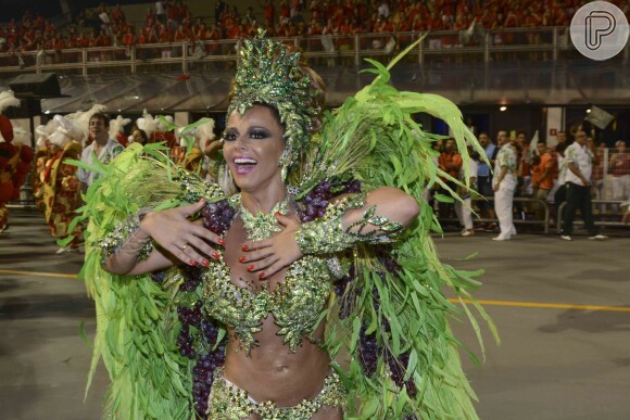 No primeiro dia do Carnaval de São Paulo, Viviane Araújo mostra simpatia e paixão pela escola de samba Mancha Verde
