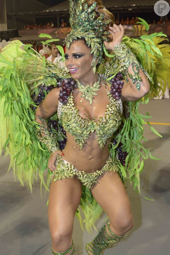 Viviane Araújo sambou muito à frente da bateria da escola de samba Mancha Verde, no Carnaval de São Paulo