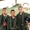 Isabel (Thaíssa Carvalho), Ciro (Max Fercondini) e Amadeu (Dudu Azevedo) são pilotos da Força Aérea Brasileira e moram juntos em uma república, em 'Flor do Caribe'