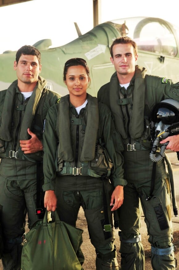 Isabel (Thaíssa Carvalho), Ciro (Max Fercondini) e Amadeu (Dudu Azevedo) são pilotos da Força Aérea Brasileira e moram juntos em uma república, em 'Flor do Caribe'