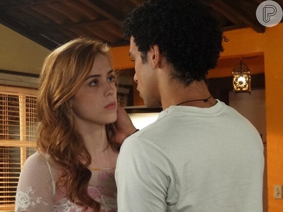 Gaby (Sophia Abrahão) e Emerson (Sérgio Malheiros) vão se beijar, em 'Alto Astral', em 26 de fevereiro de 2015