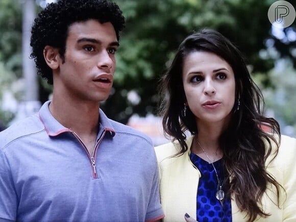 Liz (Debora Rebecchi) vai ajudar Gaby (Sophia Abrahão) e Emerson (Sérgio Malheiros) a ficarem juntos, em 'Alto Astral'