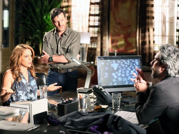 Cristina (Leandra Leal) fica chocada quando José Alfredo (Alexandre Nero) pergunta se ela é Fabricio Melgaço em, 'Império'