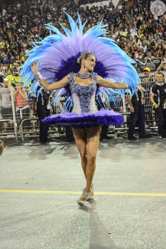 Ana Hickmann desfila com graciosidade na escola de samba Vai-Vai, em São Paulo, na madrugada deste domingo, 15 de fevereiro de 2015