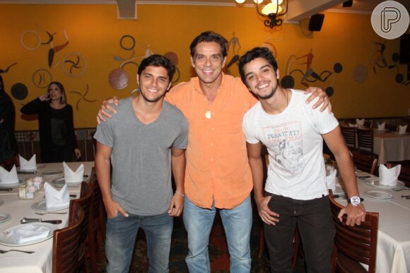 Bruno Gissoni, Beto Simas e Rodrigo Simas posam juntos para a foto