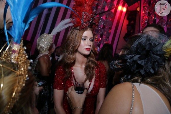 Marina Ruy Barbosa escolhe vestido decotado para reinar no Baile do Copa 2015