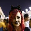 Josie Pessoa exibe a maquiagem de gatinha para curtir a noite de desfiles no Sambódromo