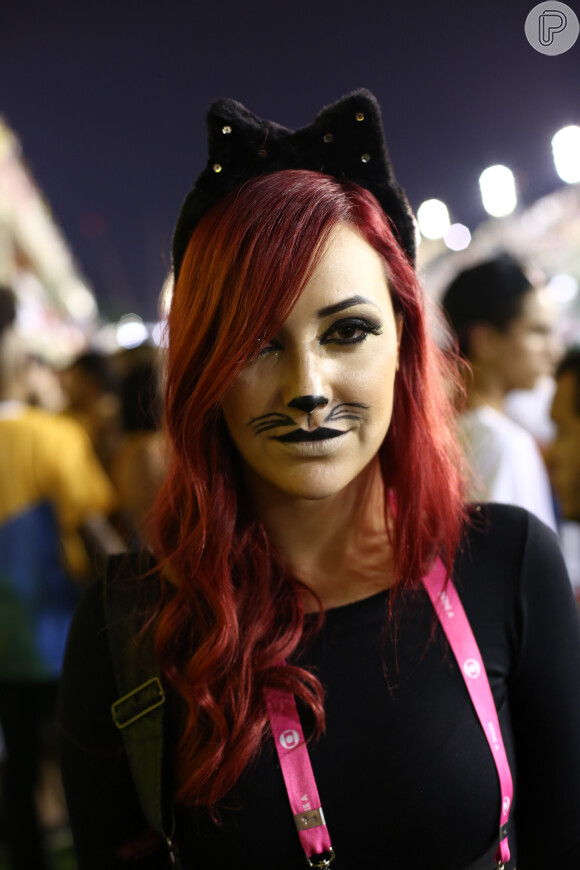 Josie Pessoa exibe a maquiagem de gatinha para curtir a noite de desfiles no Sambódromo