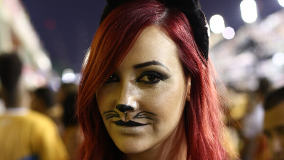 Josie Pessôa se fantasia de gatinha e curte Carnaval em camarote no Rio