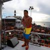 Anitta curtiu descalça o trio de Xanddy, marido de Carla Perez, na tarde deste domingo, 15 de fevereiro de 2015, em Salvador, na Bahia