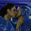 Gracyanne Barbosa e Belo trocam beijos na chuva, no Carnaval do Rio