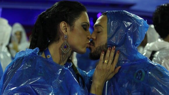Gracyanne Barbosa e Belo trocam beijos na chuva, no Carnaval do Rio