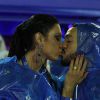 Apaixonados, Gracyanne Barbosa e Belo não se incomodaram com a chuva e trocaram beijos, na madrugada desta segunda-feira (16 de fevereiro de 2015)