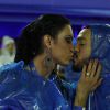 Gracyanne Barbosa e Belo se protegeram da chuva que atingiu o Rio com capas e trocaram beijos sob o temporal