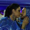 Gracyanne Barbosa e Belo se protegeram da chuva que atingiu o Rio com capas e trocaram beijos sob o temporal