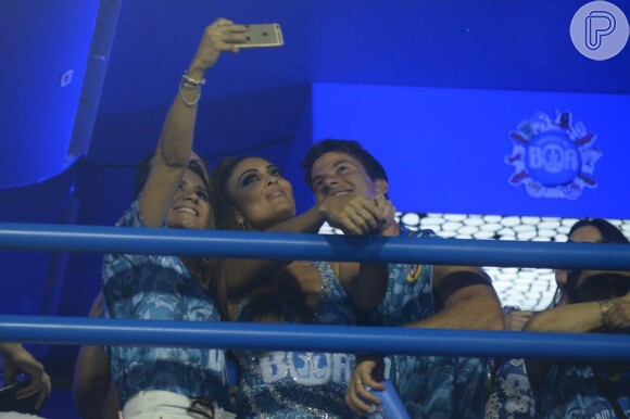 Juliana Paes e o marido, Carlos Eduardo Baptista, tiram selfie no camarote da Boa