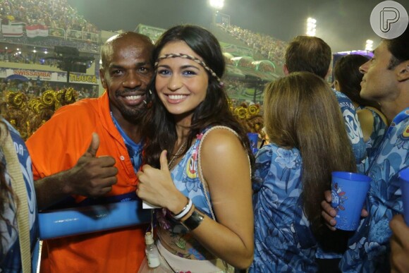 Nanda Costa posa com o gari Sorriso, um dos símbolos do Carnaval do Rio, em camarote, em 15 de fevereiro de 2015