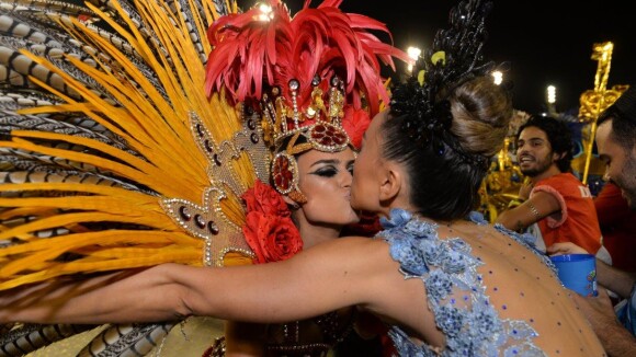 Thaila Ayala ganha selinho de Sabrina Sato durante desfile da Grande Rio
