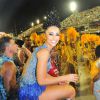 Após ter desfilado pela Vila Isabel, Sabrina Sato ficou no sambódromo para ver as demais escolas de samba
