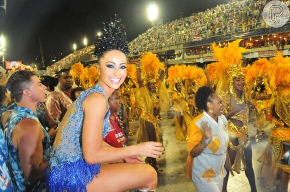 Após ter desfilado pela Vila Isabel, Sabrina Sato ficou no sambódromo para ver as demais escolas de samba