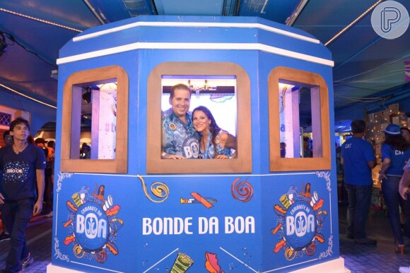 Leandro Hassum prestigiou o Carnaval carioca do camarote da Boa depois de desfilar pela Viradouro. Ator posa com a mulher, Karina
