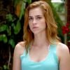 Gaby (Sophia Abrahão) se decepciona ao descobrir que Bélgica (Giovanna Lancellotti) é uma falsa amiga, em 'Alto Astral'