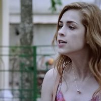 'Alto Astral': Gaby dá surra em Bélgica após desmascará-la. 'Falsa, invejosa!'