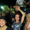 Carolina Oliveira usou shortinho para acompanhar o show do cantor Tomate no Carnaval de Salvador ao lado do namorado, Felipe Mojave