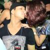Carolina Oliveira beija o namorado, Felipe Mojave, durante passagem do trio elétrico do cantor Tomate, no Farol da Barra, em Salvador