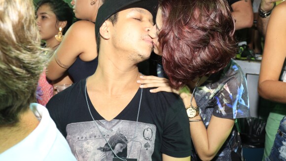 Carolina Oliveira beija o namorado durante passagem de trio elétrico em Salvador