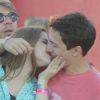 Alice Wegmann beija Pedro Malan em cima do trio de Ivete Sangalo
